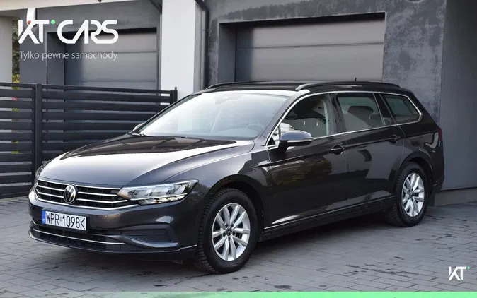 volkswagen Volkswagen Passat cena 87899 przebieg: 58300, rok produkcji 2021 z Warszawa